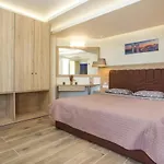 Billy's 4* Φαληράκι